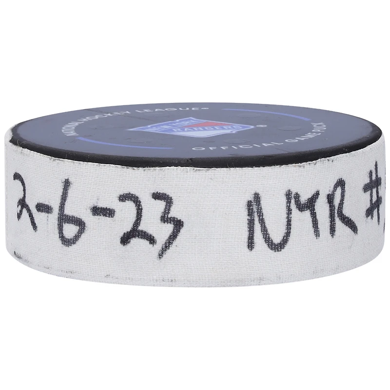 Rondelle de but utilisée par Alexis Lafreniere des Rangers de New York lors du match du 6 février 2023 contre les Flames de Calgary