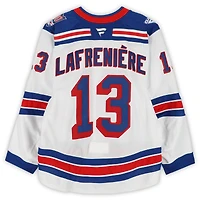 Maillot blanc n° 13 porté par Alexis Lafrenière (Rangers de New York) lors du match contre les Sabres de Buffalo le 9 octobre 2024