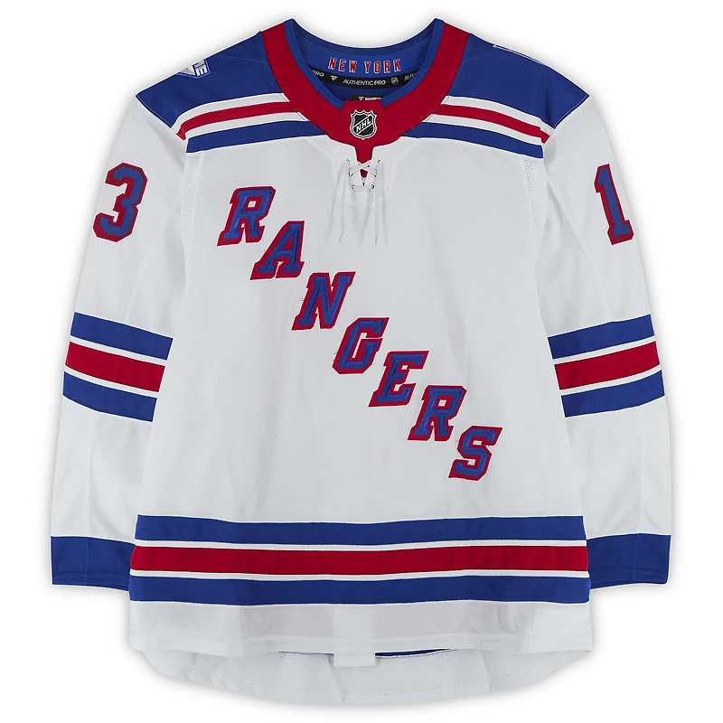 Maillot blanc n° 13 porté par Alexis Lafrenière (Rangers de New York) lors de la saison 2025-2026 de la LNH (série 3).