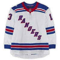 Maillot blanc n° 13 porté par Alexis Lafrenière (Rangers de New York) lors de la saison 2025-2026 de la LNH (série 3).