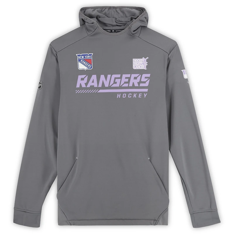 Sweat à capuche gris « Le hockey contre le cancer » porté par Alexis Lafrenière, joueur des Rangers de New York, lors de la saison 2021-2022 de la LNH.
