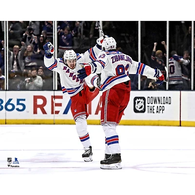 Photographie non signée de célébration but d'Artemi Panarin et Mika Zibanejad des Rangers New York