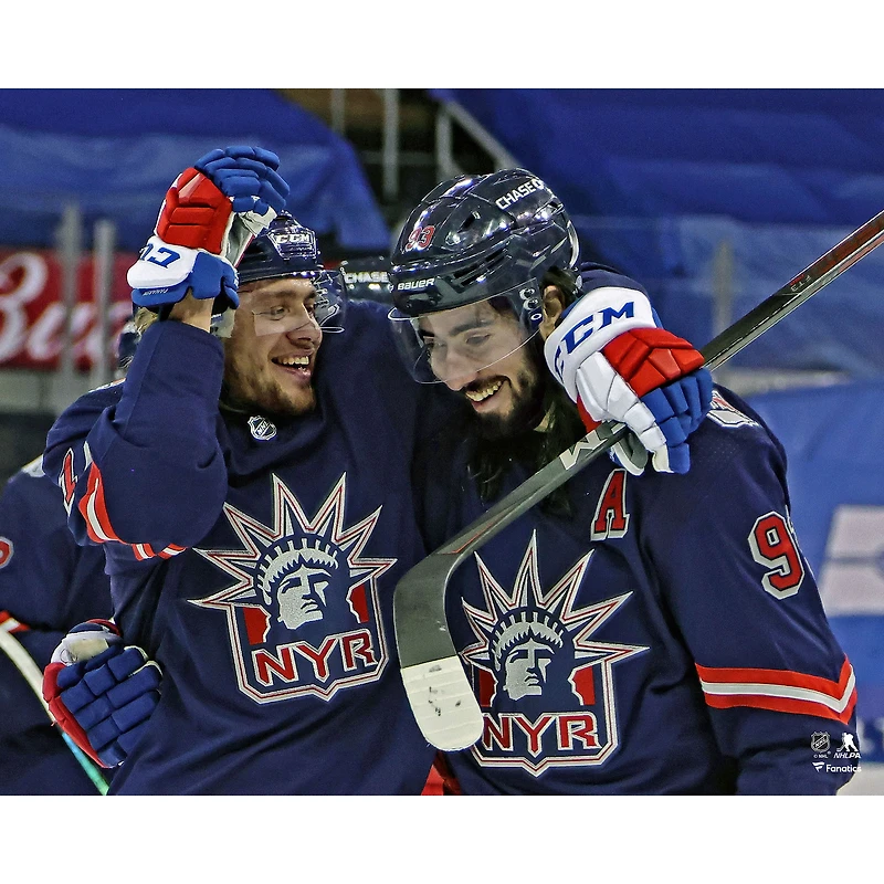 Photographie de célébration la victoire d'Artemi Panarin et Mika Zibanejad avec le maillot rétro inversé non signé des Rangers New York