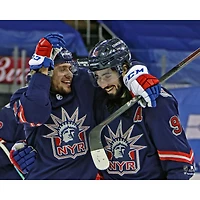 Photographie de célébration la victoire d'Artemi Panarin et Mika Zibanejad avec le maillot rétro inversé non signé des Rangers New York