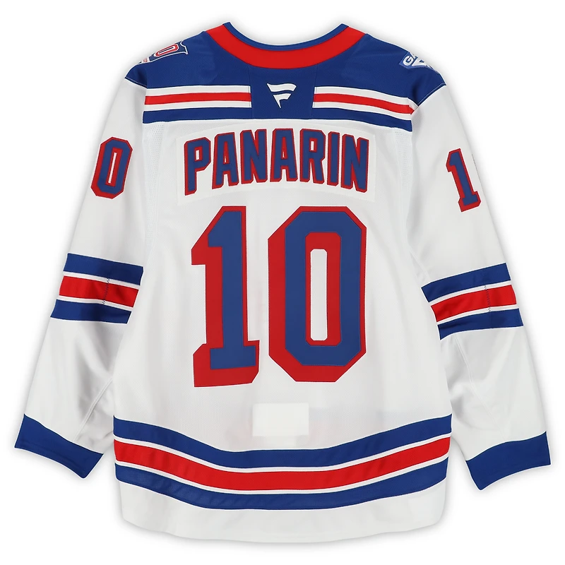 Maillot blanc n° 10 porté par Artemi Panarin des Rangers de New York lors du match contre les Sabres de Buffalo le 9 octobre 2024