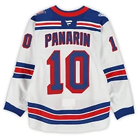 Maillot blanc n° 10 porté par Artemi Panarin des Rangers de New York lors du match contre les Sabres de Buffalo le 9 octobre 2024