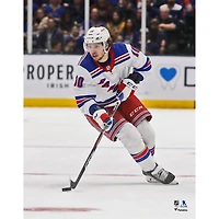 Photographie de patinage en maillot blanc non signé d'Artemi Panarin des Rangers New York
