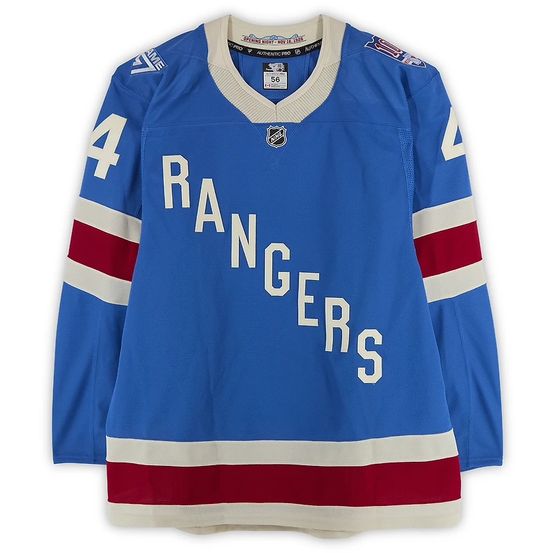 Maillot bleu du centenaire n° 4 des Rangers de New York porté par Braden Schneider lors du match contre les Bruins de Boston le 26 janvier 2026