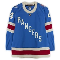 Maillot bleu du centenaire n° 4 des Rangers de New York porté par Braden Schneider lors du match contre les Bruins de Boston le 26 janvier 2026