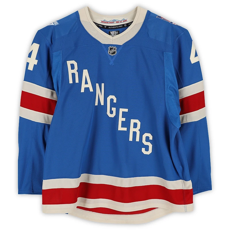Maillot bleu du centenaire n° 4 des Rangers de New York porté par Braden Schneider lors du match contre les Maple Leafs de Toronto le 5 mars 2026