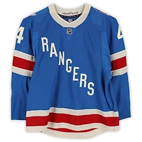 Maillot bleu du centenaire n° 4 des Rangers de New York porté par Braden Schneider lors du match contre les Maple Leafs de Toronto le 5 mars 2026
