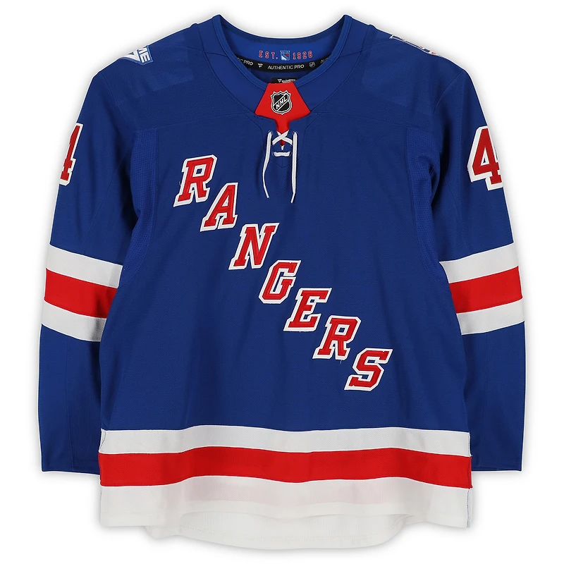 Maillot bleu n° 4 porté par Braden Schneider des Rangers de New York lors de la saison 2025-2026 de la LNH (série 2).
