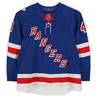 Maillot bleu n° 4 porté par Braden Schneider des Rangers de New York lors de la saison 2025-2026 de la LNH (série 2).