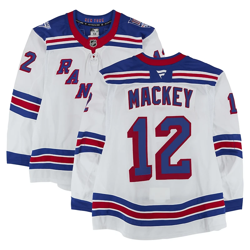 Maillot blanc n° 12 porté par Connor Mackey, des Rangers de New York, lors de la saison 2025-2026 de la LNH.