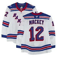 Maillot blanc n° 12 porté par Connor Mackey, des Rangers de New York, lors de la saison 2025-2026 de la LNH.