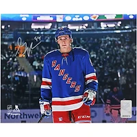 Photographie autographiée de Gabe Perreault des Rangers de New York pour ses débuts dans la LNH (8" x 10")