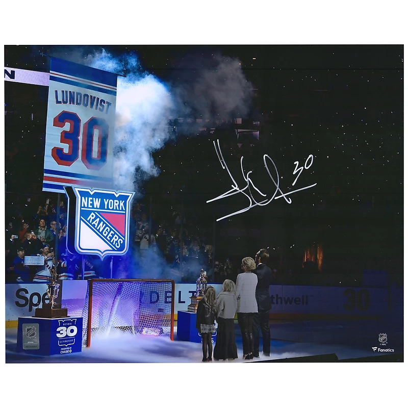Photographie autographiée de 16'' x 20'' de Henrik Lundqvist lors de la levée d'une bannière des Rangers de New York
