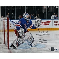 Photographie dédicacée de 16" x 20" de Henrik Lundqvist des Rangers de New York avec maillot bleu dans le filet et inscriptions multiples - Édition limitée à 30 exemplaires