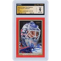 Carte de recrue autographiée de Henrik Lundqvist (New York Rangers), saison 2005-2006, Upper Deck Beehive Red, numéro 126, authentifiée CGC Fanatics Witnessed (9/10).