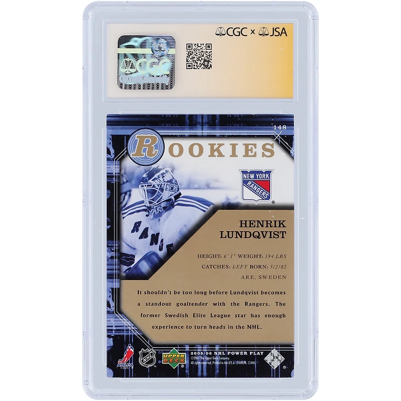 Carte de recrue autographiée par Henrik Lundqvist (New York Rangers), série Upper Deck Power Play Rookies 2005-06, numéro 148, authentifiée CGC Fanatics Witnessed (9/10).