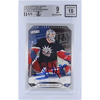 Carte de recrue 9/10 authentifiée signée par Henrik Lundqvist des Rangers de New York, Upper Deck Victory #288 2005-06, présentée par les fanatiques de Beckett