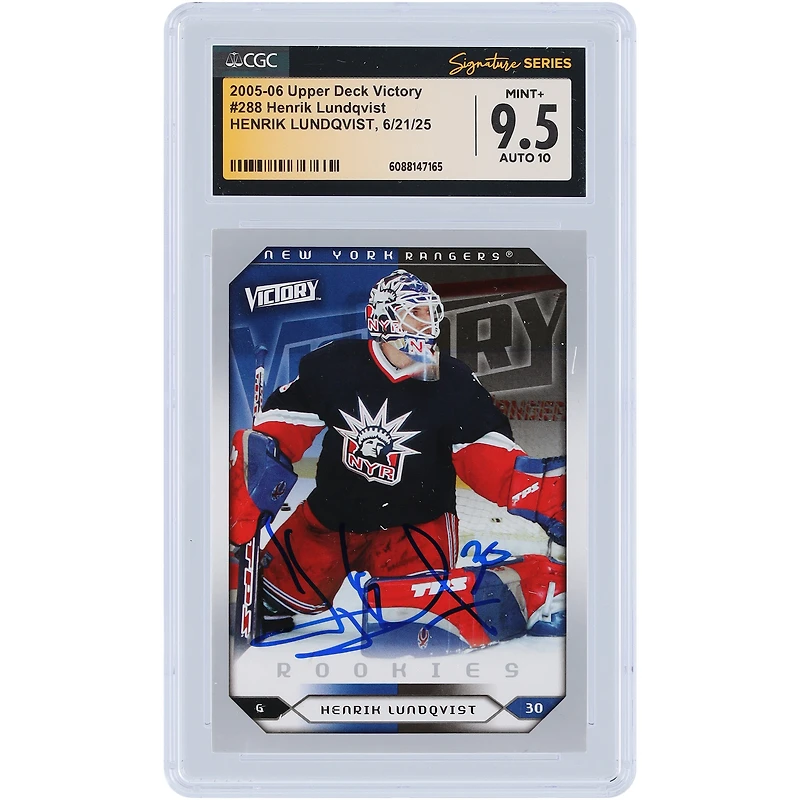 Carte de recrue autographiée de Henrik Lundqvist (New York Rangers), saison 2005-2006, Upper Deck Victory Rookies, n° 288, authentifiée par CGC Fanatics Witnessed (note 9,5/10).