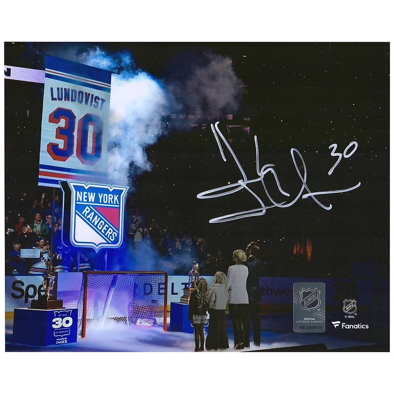 Photographie autographiée de 8'' x 10'' de Henrik Lundqvist, membre des Rangers de New York, lors de la levée d'une bannière
