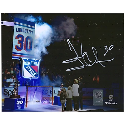 Photographie autographiée de 8'' x 10'' de Henrik Lundqvist, membre des Rangers de New York, lors de la levée d'une bannière