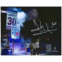 Photographie autographiée de 8'' x 10'' de Henrik Lundqvist, membre des Rangers de New York, lors de la levée d'une bannière