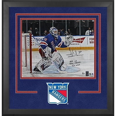 Photographie encadrée de luxe autographiée par Henrik Lundqvist des Rangers de New York, maillot bleu dans le filet, 40,6 x 50,8 cm, avec plusieurs inscriptions - Édition limitée à 30 exemplaires