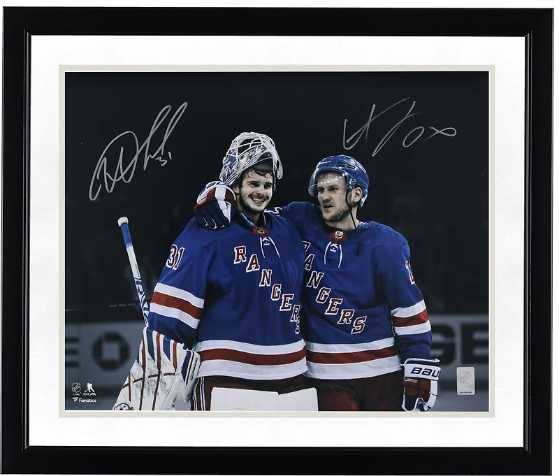 Photo de célébration des maillots bleus autographiés par Igor Shesterkin et Adam Fox des New York Rangers (40 x 50 cm)