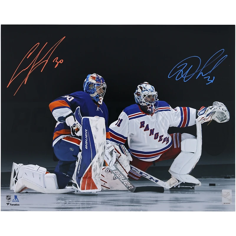 Photo dédicacée 40 x 50 cm d'Igor Shesterkin (New York Rangers) et d'Ilya Sorokin (New York Islanders), tous deux à genoux.
