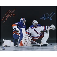 Photo dédicacée 40 x 50 cm d'Igor Shesterkin (New York Rangers) et d'Ilya Sorokin (New York Islanders), tous deux à genoux.