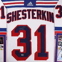Maillot authentique blanc adidas, encadré et autographié par Igor Shesterkin, des Rangers de New York.