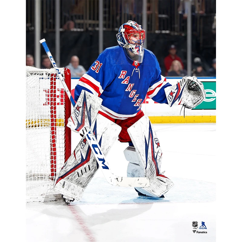Maillot bleu non signé des Rangers de New York d'Igor Shesterkin devant le filet