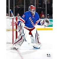 Maillot bleu non signé des Rangers de New York d'Igor Shesterkin devant le filet