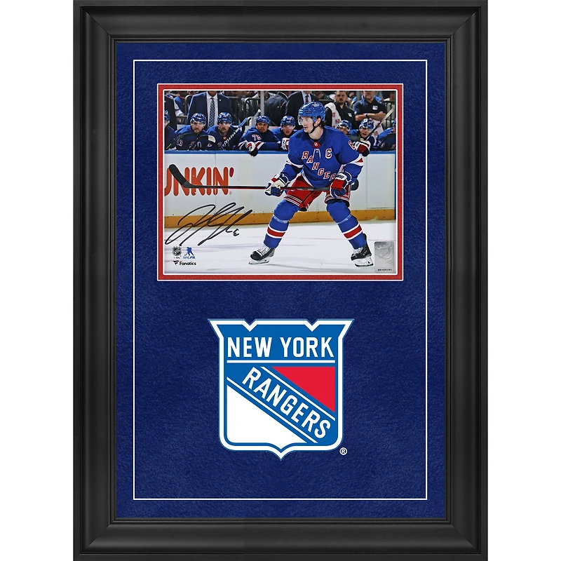 Photographie encadrée de luxe autographiée de Jacob Trouba, maillot bleu des Rangers de New York, 20 x 25 cm, en train de patiner