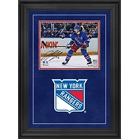 Photographie encadrée de luxe autographiée de Jacob Trouba, maillot bleu des Rangers de New York, 20 x 25 cm, en train de patiner