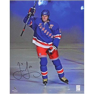 Photo de Jaromir Jagr, joueur des New York Rangers, autographié (maillot bleu 16" x 20"), saluant la foule