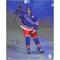 Photo de Jaromir Jagr, joueur des New York Rangers, autographié (maillot bleu 16" x 20"), saluant la foule