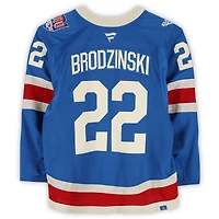 Maillot bleu du centenaire n° 22 porté par Jonny Brodzinski des Rangers de New York contre les Maple Leafs de Toronto le 5 mars 2026