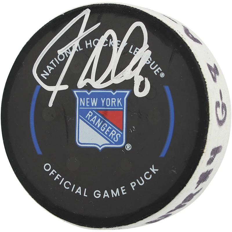 Rondelle de but autographiée par J.T. Miller des Rangers de New York, utilisée lors du match contre les Flyers de Philadelphie le 9 avril 2025