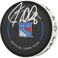 Rondelle de but autographiée par J.T. Miller des Rangers de New York, utilisée lors du match contre les Flyers de Philadelphie le 9 avril 2025