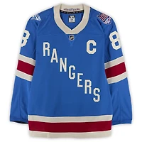 Maillot bleu du centenaire n° 8 des Rangers de New York porté par J.T. Miller lors du match contre les Hurricanes de la Caroline le 5 février 2026