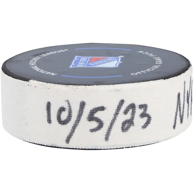 Rondelle de but utilisée par Kaapo Kakko des Rangers de New York contre les Bruins de Boston le 5 octobre 2023