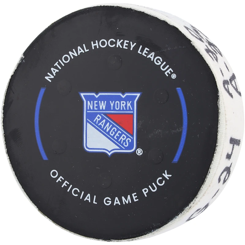 Rondelle de but utilisée par Kaapo Kakko des Rangers de New York contre les Bruins de Boston le 5 octobre 2023