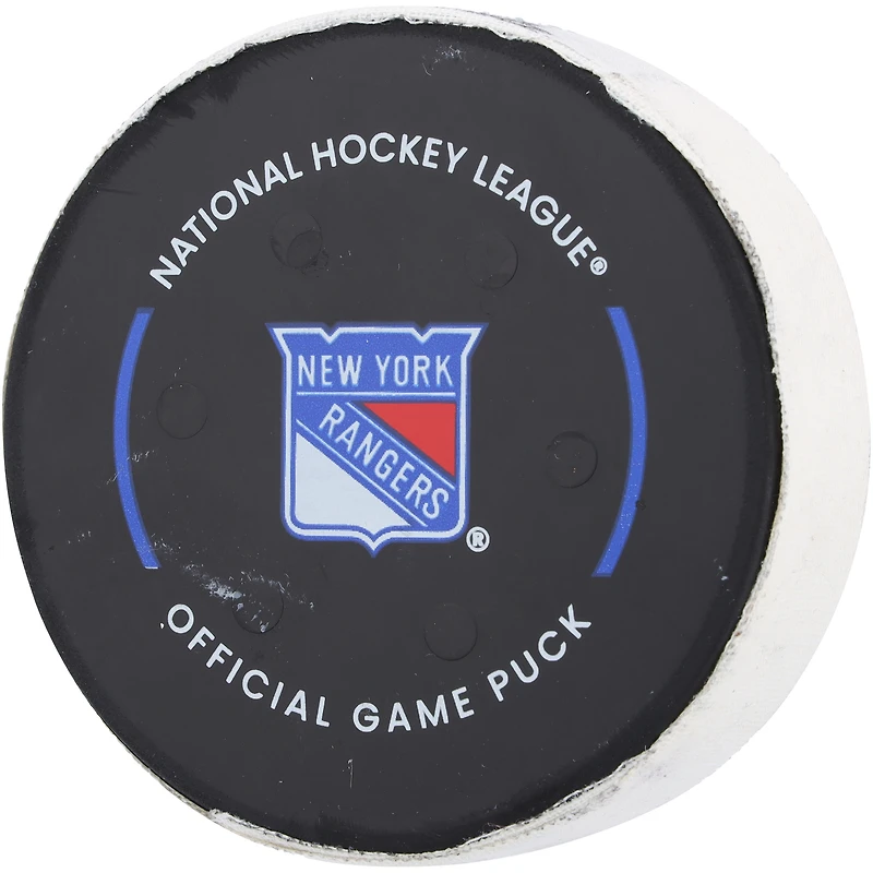 Rondelle de but utilisée par Kaapo Kakko des Rangers de New York contre les Islanders de New York le 26 septembre 2023