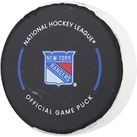 Rondelle de but utilisée par Kaapo Kakko des Rangers de New York contre les Islanders de New York le 26 septembre 2023