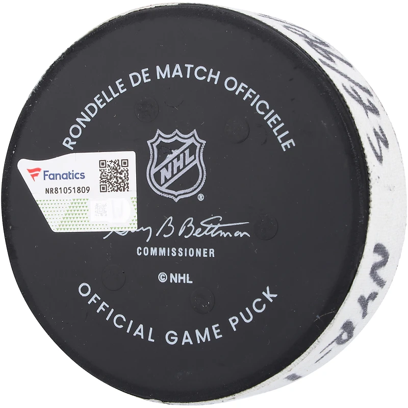 Rondelle de but utilisée par Kaapo Kakko des Rangers de New York contre les Islanders de New York le 26 septembre 2023