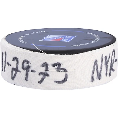 Rondelle de but utilisée par K'Andre Miller des Rangers de New York contre les Red Wings de Détroit le 29 novembre 2023